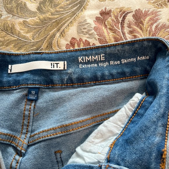 !IT. Denim Capris - Size 10 - Picture 4 of 9